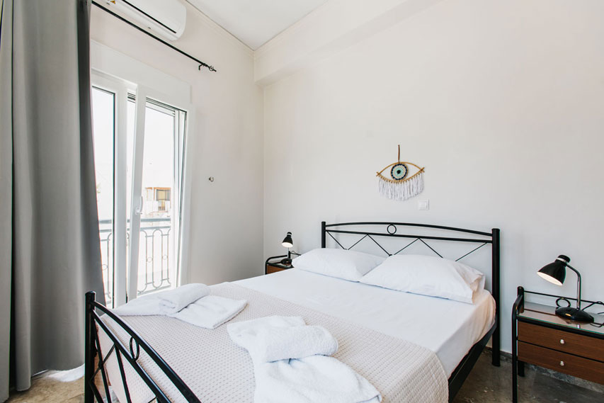 Naxian Asset Άγιος Αρσένιος - Υπνοδωμάτιο με διπλό μεταλλικό κρεβάτι