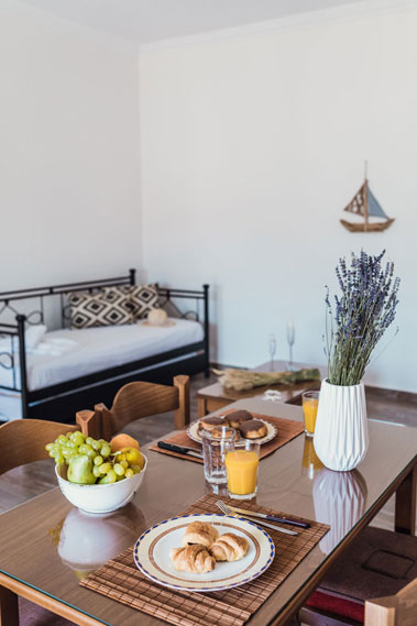 Naxian Asset Άγιος Αρσένιος - Τραπέζι φαγητού και καναπές