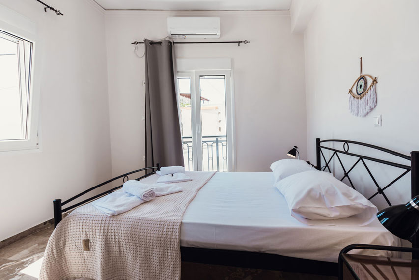 Naxian Asset Άγιος Αρσένιος - Υπνοδωμάτιο με διπλό μεταλλικό κρεβάτι