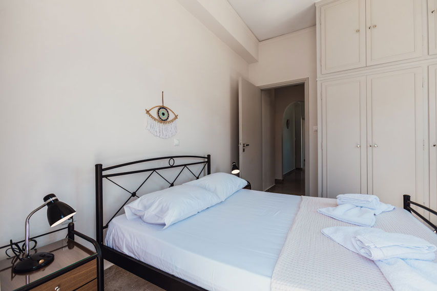 Naxian Asset Άγιος Αρσένιος - Υπνοδωμάτιο με διπλό μεταλλικό κρεβάτι