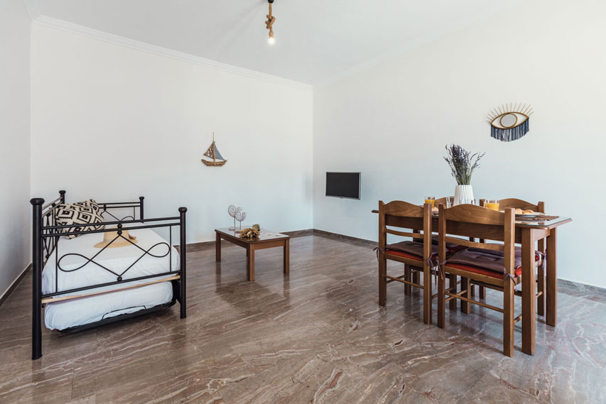 Naxian Asset Άγιος Αρσένιος - Τραπέζι φαγητού και καναπές-κρεβάτι