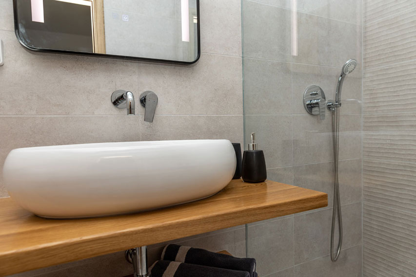 Naxian Asset Χώρα - Μοντέρνο και ευρύχωρο μπάνιο