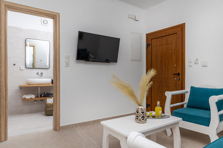 Naxian Asset Χώρα - Καθιστικό με μεγάλο καναπέ