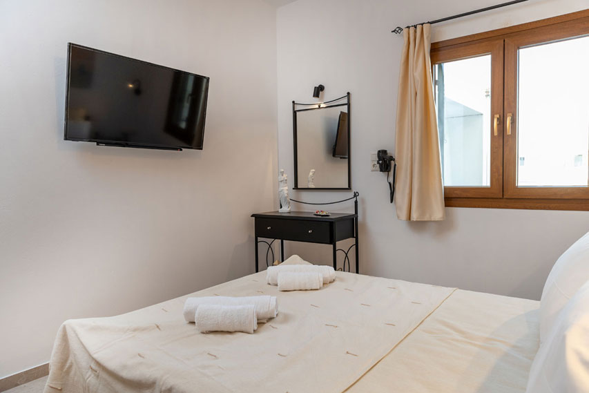 Naxian Asset Χώρα - Υπνοδωμάτιο με διπλό κρεβάτι