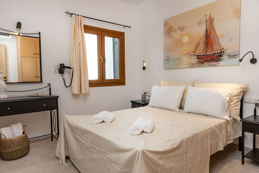 Naxian Asset Χώρα - Υπνοδωμάτιο με διπλό κρεβάτι