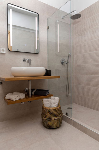 Naxian Asset Χώρα - Μοντέρνο και ευρύχωρο μπάνιο